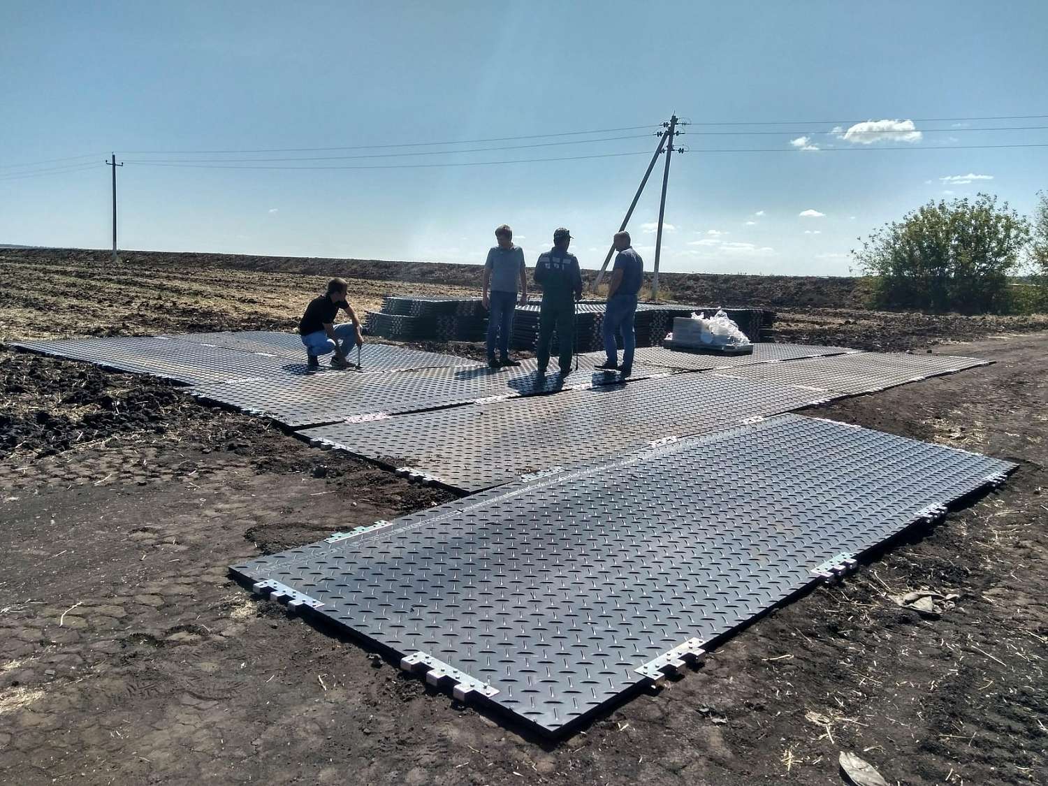 High hardness portable polyethylene PE roadbed board material playground passage ground protection mat